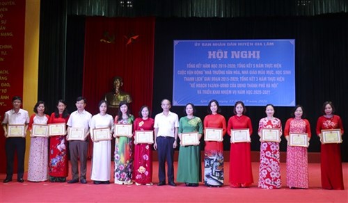 Tập thể trường Tiểu học Trung Thành nhận khen thưởng đạt danh hiệu “Tập thể lao động tiên tiến” năm học 2019-2020 của UBND huyện tại Hội nghị tổng kết năm học 2019-2020 và triển khai nhiệm vụ năm học 2020-2021
